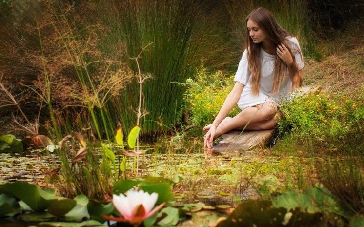 Очаровательные женщины около реки