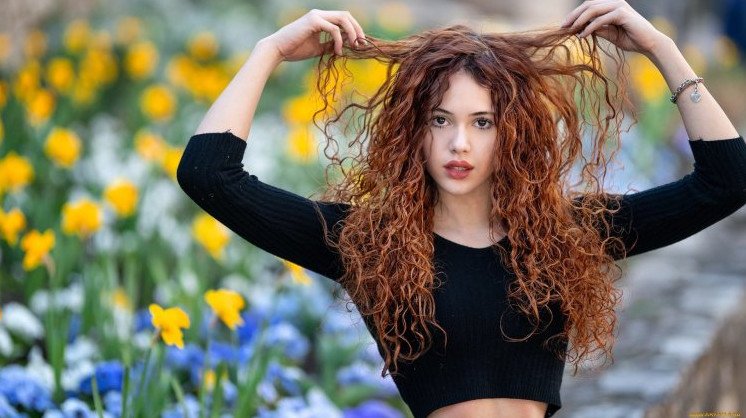 Очаровательные женщины с кучерявыми волосами от природы на фото