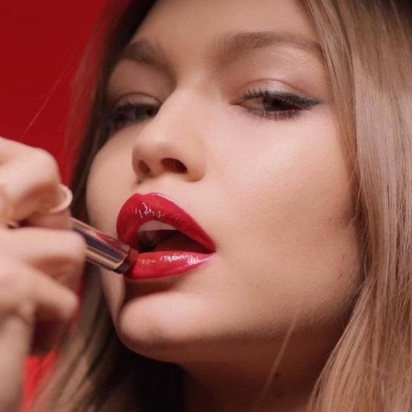 Очаровательные женщины с накрашенными губками розовой помадой