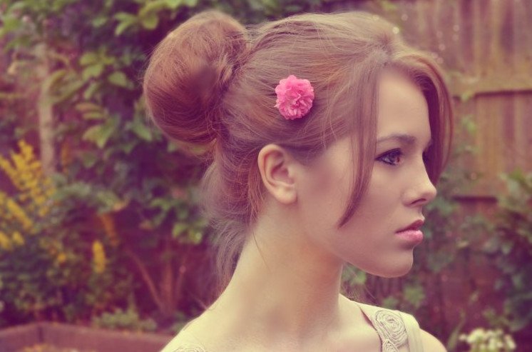 Очаровательные женщины с пучком понизу на фото