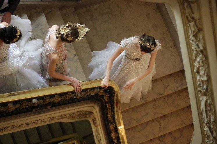 Очаровательные женщины в платьицах во дворце на фото