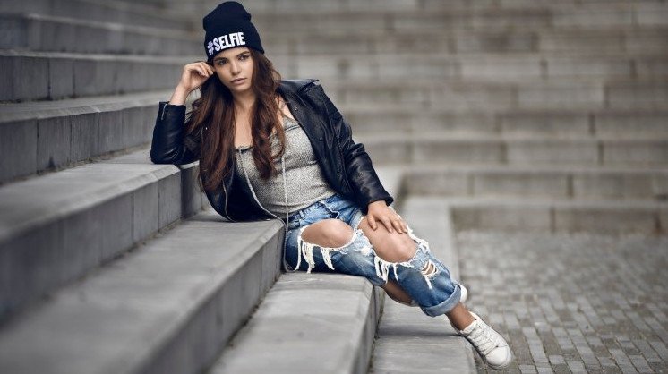 Очаровательные женщины в рваных брюках на фото