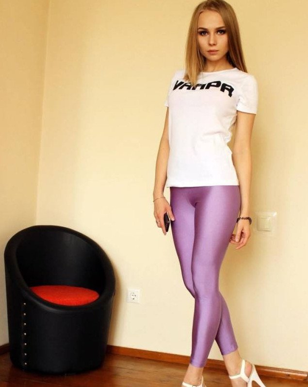 Очаровательные женщины в велосипедках и колготках на фото