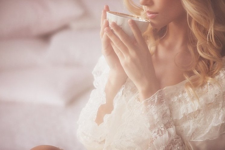 Очень нежная красивая девушка на фото