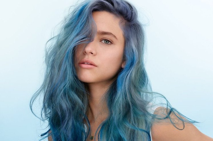 Пользующаяся популярностью красивая девушка с голубыми волосами