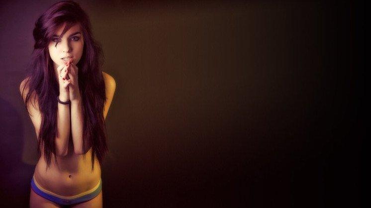 Предприимчивая красивая девушка на фото