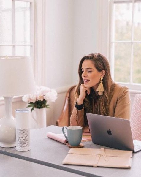 Представительная красивая девушка