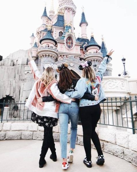 Провинциальная красивая девушка в париже