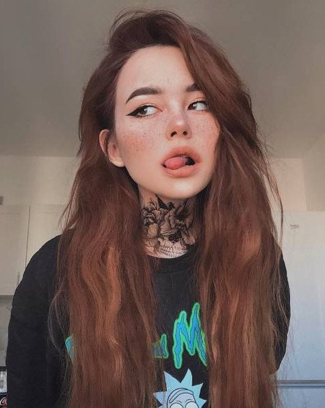 Разумная красивая девушка на фото