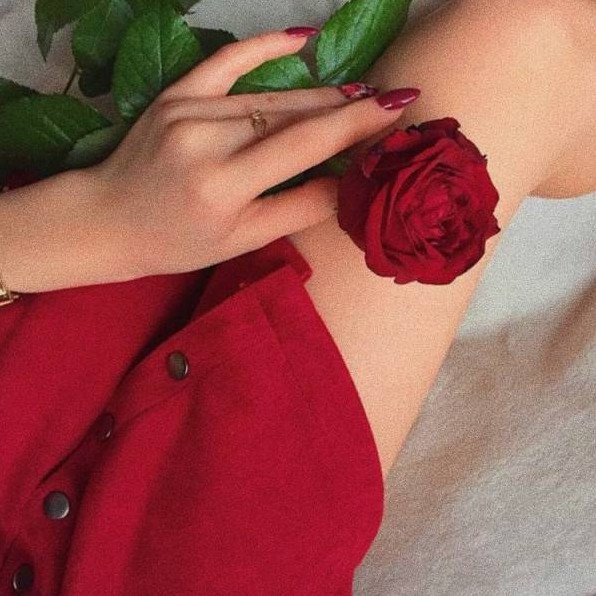 Роза на теле очаровательные женщины