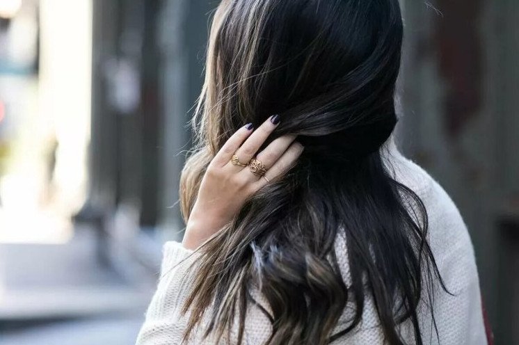 Рука милые девушки сбоку