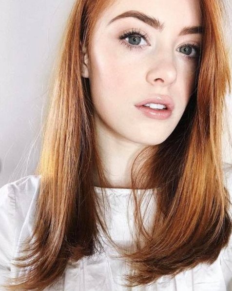 Рыжеватая красивая девушка с темными бровями