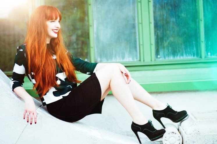 Рыжеватая красивая девушка в юбке на фото