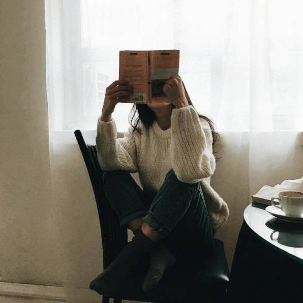 Скромняга красивая девушка на фото