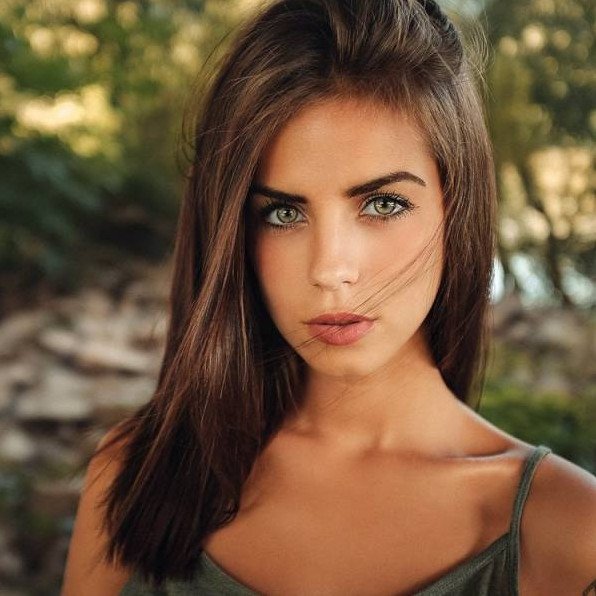 Смуглая красивая девушка с каштановыми волосами