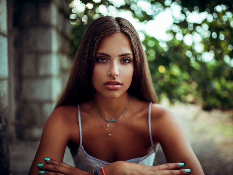 Смуглая красивая девушка с русыми волосами на фото