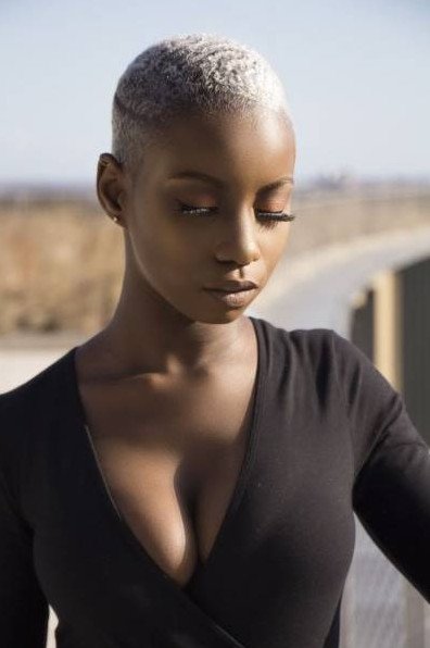 Смуглокожая лысая красивая девушка