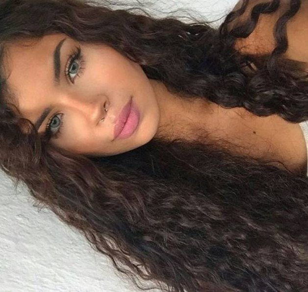 Смуглые очаровательные женщины с длинющими волосами на фото