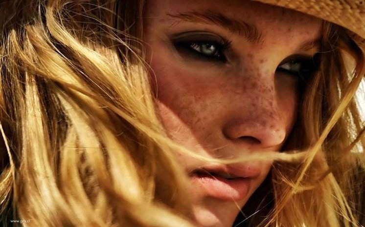 Смуглые очаровательные женщины с веснушками на фото