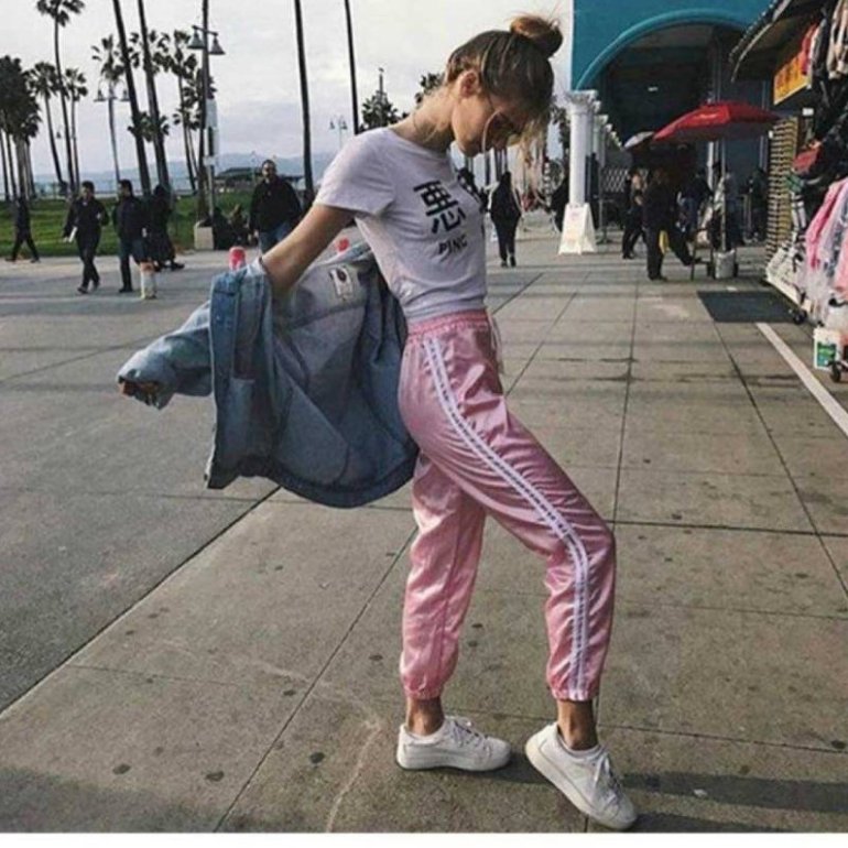 Стиль: Атласные спортивные штаны - фото идеи