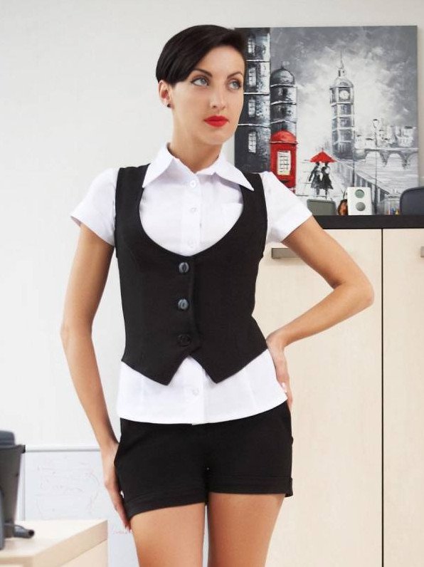 Стиль: Белая рубашка с черной жилеткой - фото идеи