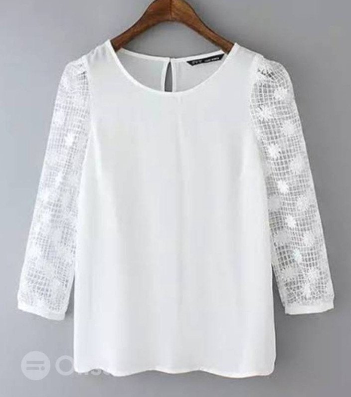 Блузка футболка белая. Белая блузка с кружевными рукавами. Кофта с кружевными рукавами белая. Белая блузка с кружевом на рукавах. Белая рубашка с кружевными рукавами