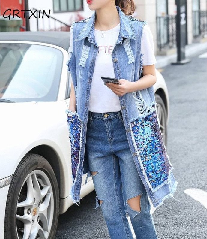 Стиль: Белое платье с джинсовой жилеткой - фото идеи