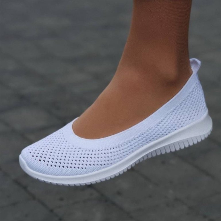 Стиль: Белые слипоны на шнурках - фото идеи