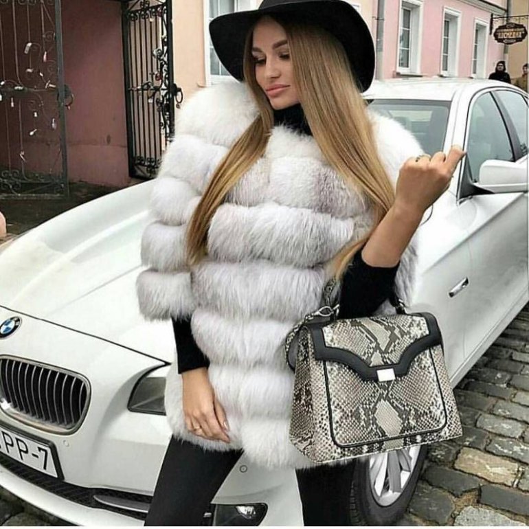 Стиль: Белый меховой жилет - фото идеи