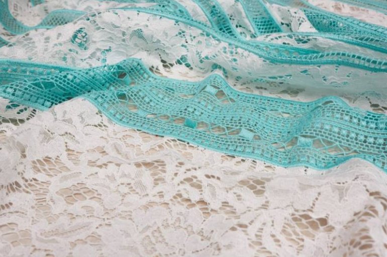 Стиль: Бирюзовое кружевное платье - фото идеи