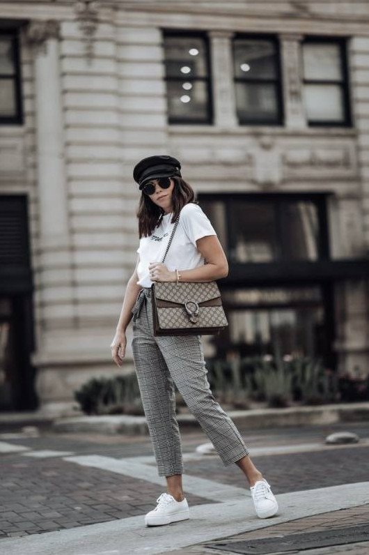 Стиль: Черные брюки с кроссовками - фото идеи