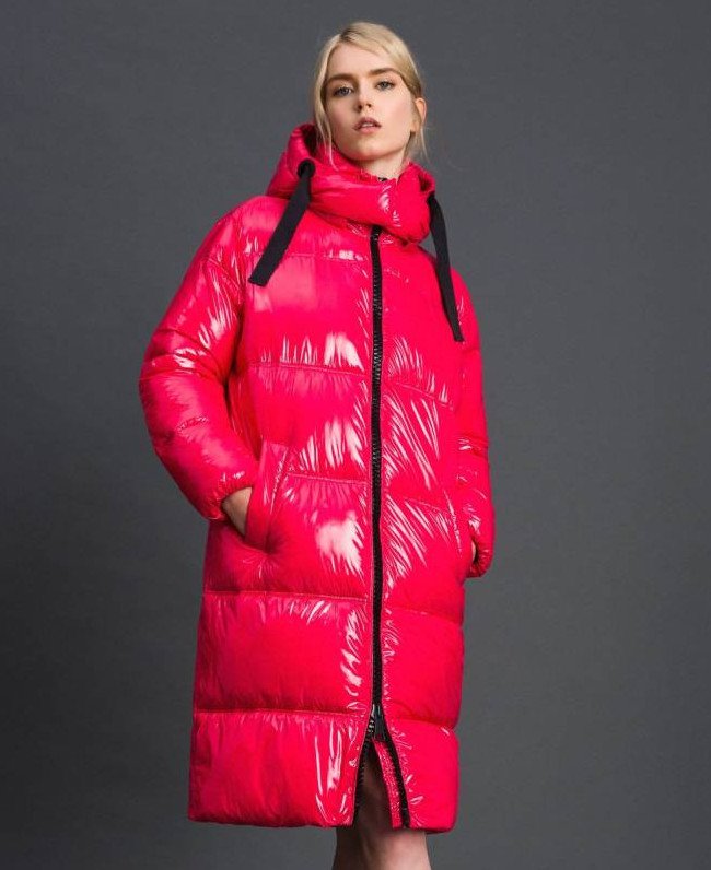 Стиль: Длинный лаковый пуховик - фото идеи
