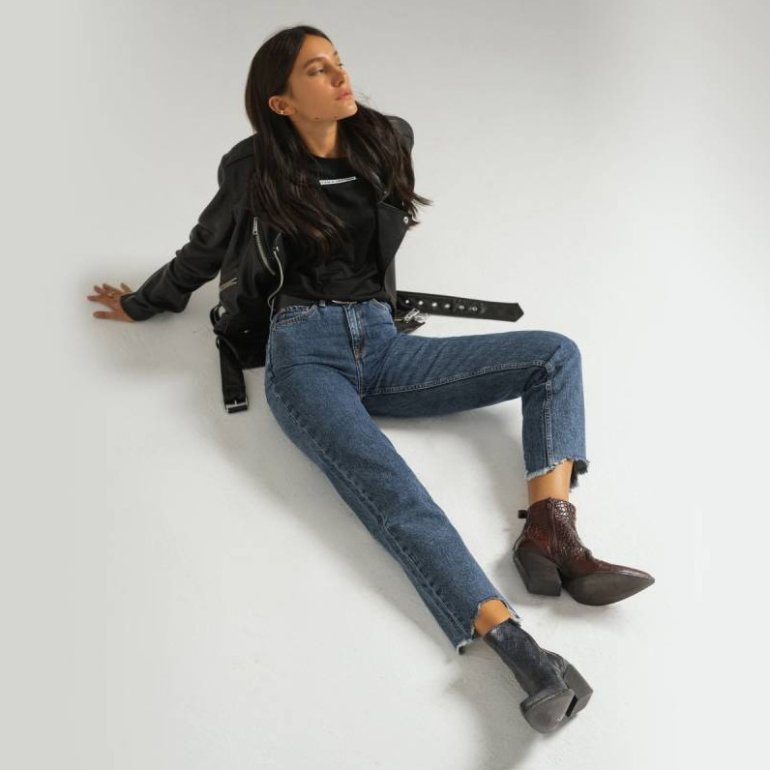 Стиль: Джинсы и кожаная куртка - фото идеи