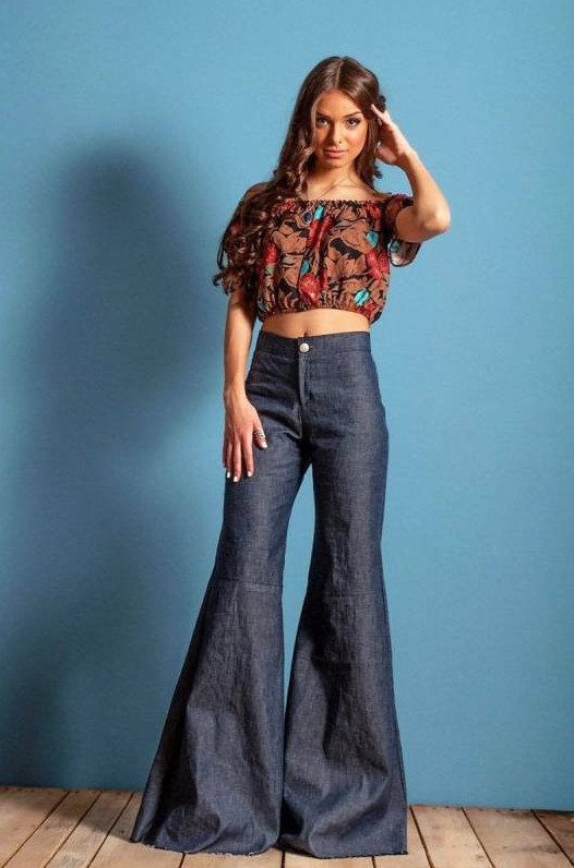 Стиль: Джинсы клеш от колена - фото идеи