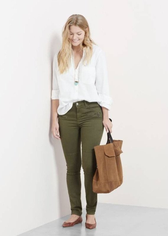 Стиль: Джинсы оливкового цвета - фото идеи