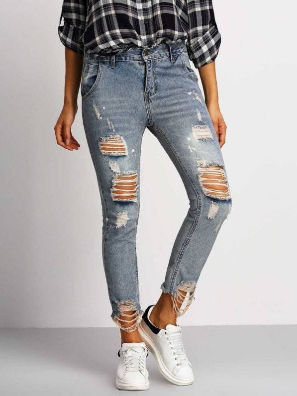 Стиль: Джинсы женские с рваным низом - фото идеи