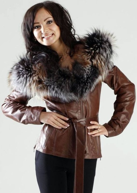 Стиль: Кожаная куртка с капюшоном чернобурка - фото идеи