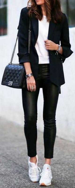 Стиль: Кожаные лосины с кроссовками - фото идеи