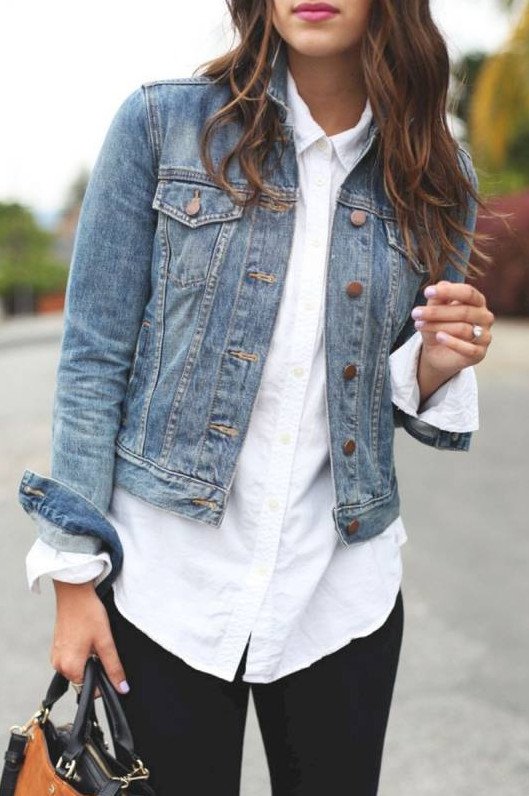 Стиль: Серая джинсовая рубашка - фото идеи