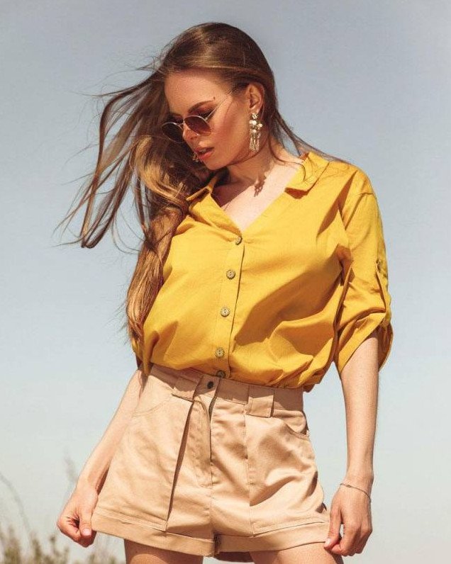 Стиль: Темно бежевые шорты - фото идеи