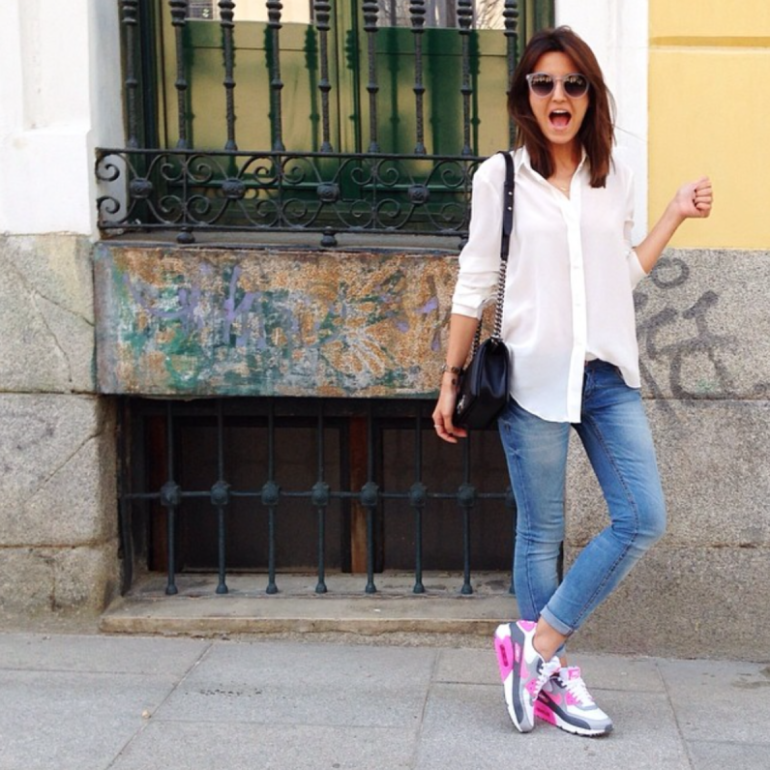 Стиль: Жакет с джинсами и кроссовками - фото идеи