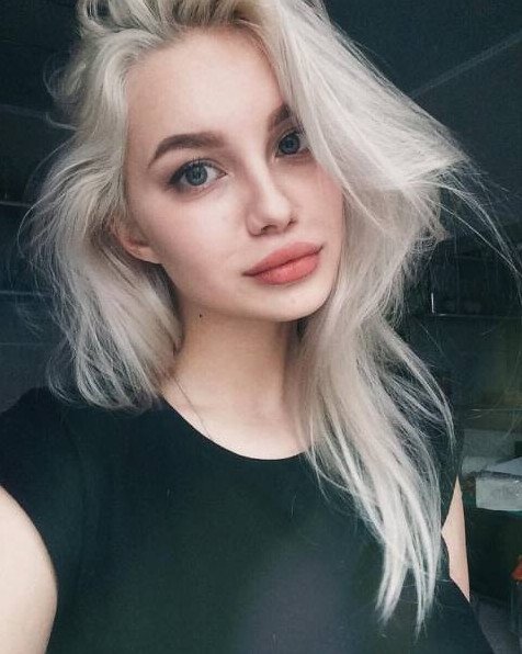 Стопроцентно белоснежная красивая девушка