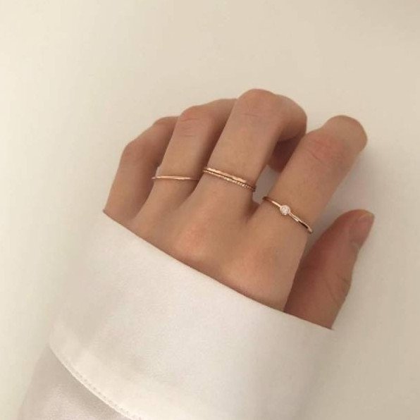 Свадебное кольцо на руке очаровательные женщины