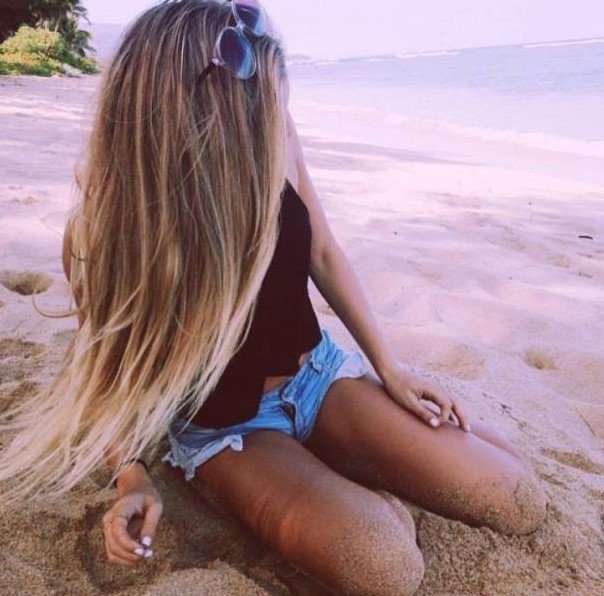 Светленькая красивая девушка со спины на фото