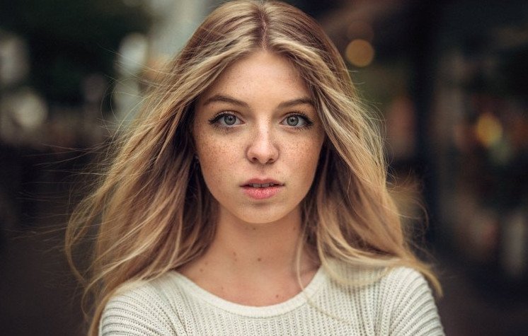 Светлорусая красивая девушка на фото