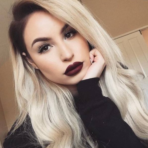 Светловолосые очаровательные женщины с темными бровями