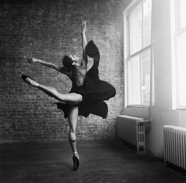 Танец очаровательные женщины в черном красивое платье на фото