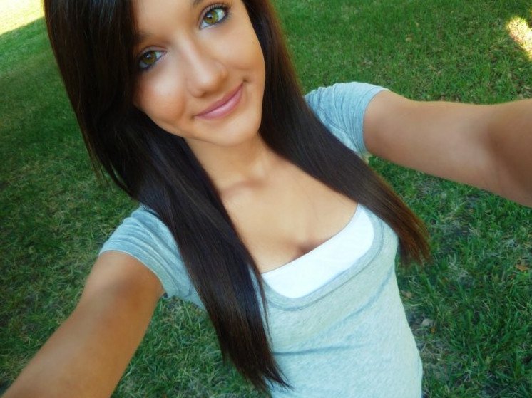 Тонкокостная красивая девушка на фото