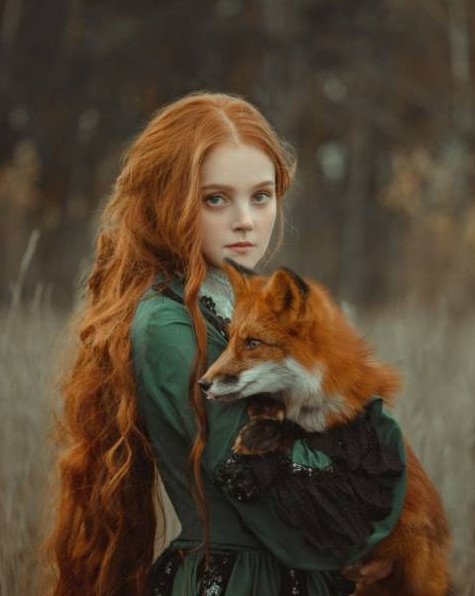 Три очаровательные женщины с лисами на руках на фото