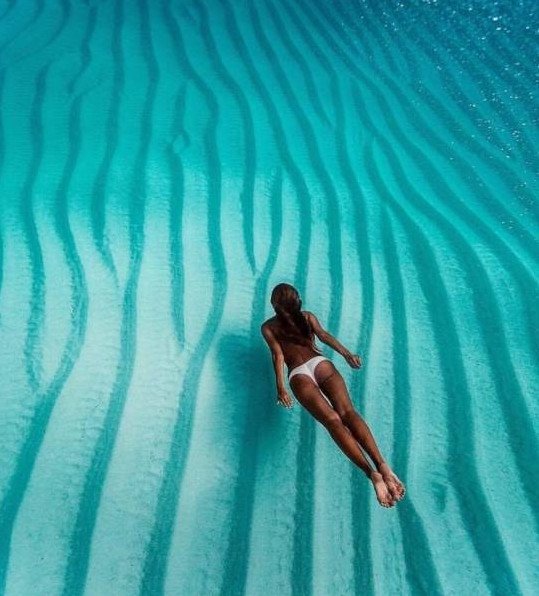 Тропическая красивая девушка